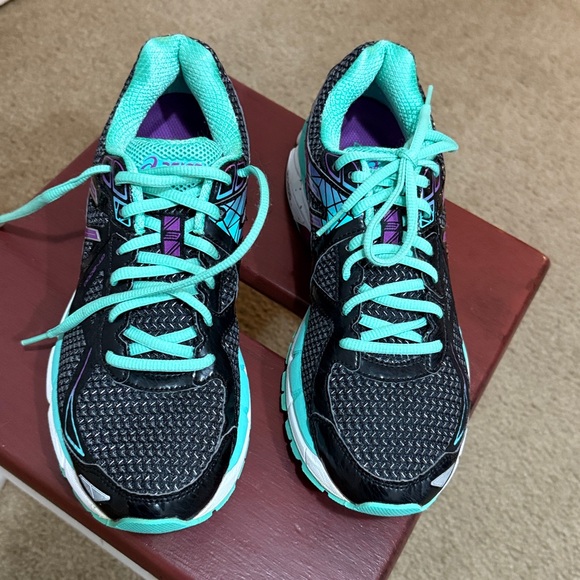 Ladies ASICS tennis shoes size 8 1/2 - Picture 2 of 9